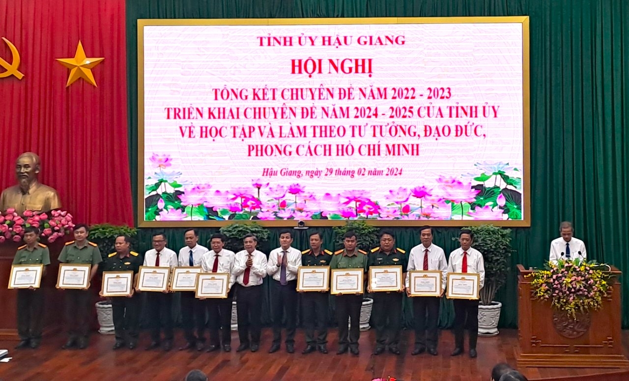 Các tập thể, cá nhân nhận Bằng khen của Ban Thường vụ Tỉnh ủy tại điểm cầu tỉnh.