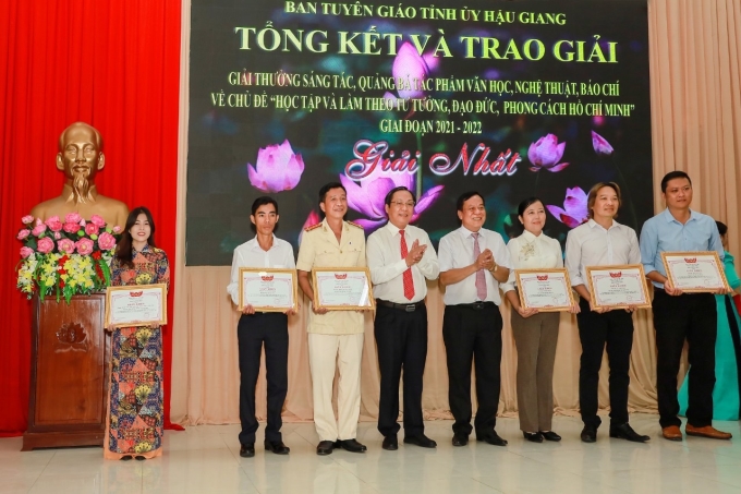 Đồng chí Lê Công Lý – Ủy viên Ban Thường vụ Tỉnh ủy, Trưởng ban Tuyên giáo Tỉnh ủy Hậu Giang và đồng chí Nguyễn Huỳnh Đức Bí thư Thành ủy Ngã Bảy  trao giải thưởng cho các tác giả đạt giải nhất ở các thể loại thơ, âm nhạc, bài ca cổ, báo in, phóng sự truyền hình, phóng sự ảnh.