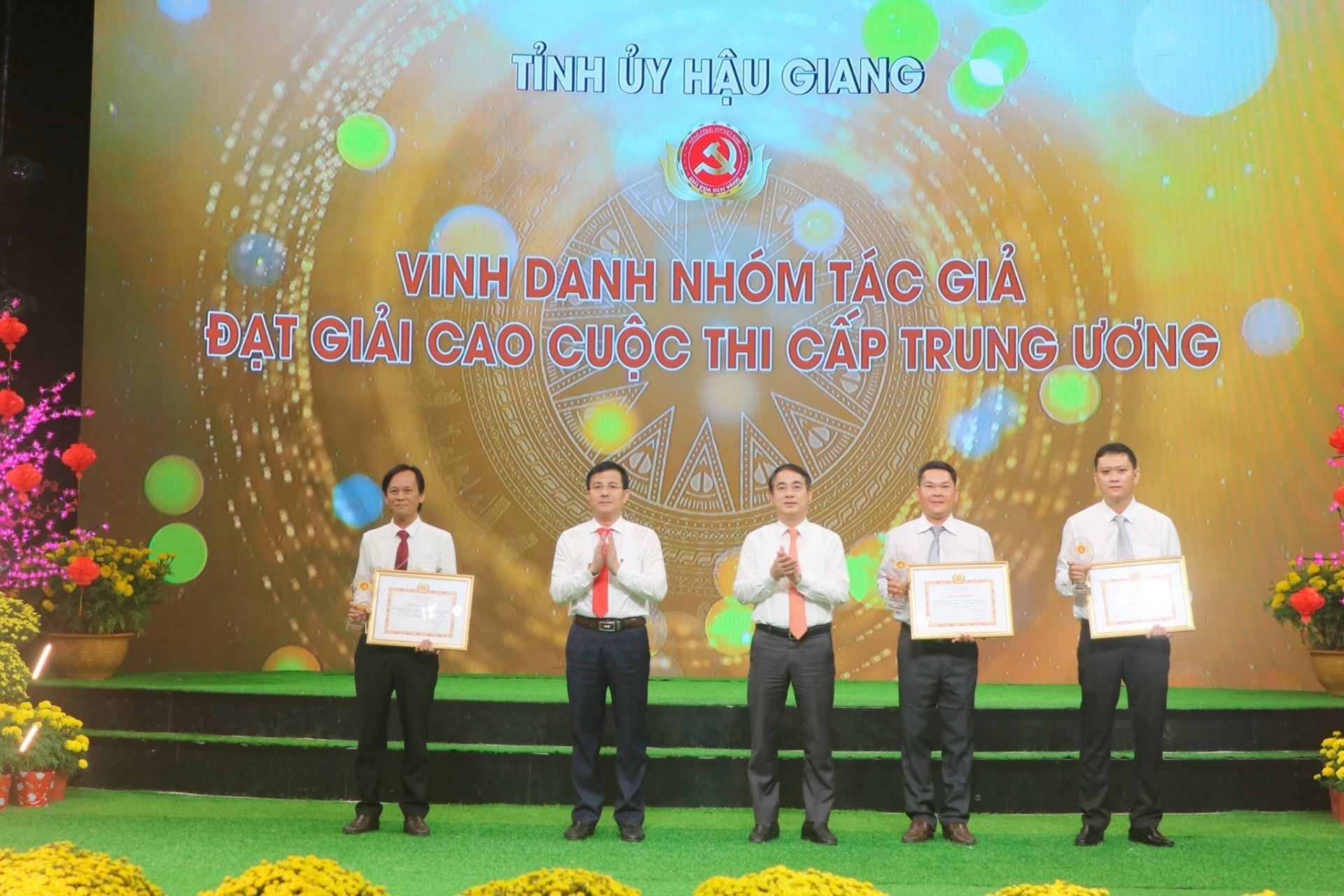 Ban Thường vụ Tỉnh ủy Hậu Giang tặng bằng khen cho tác giả, nhóm tác giả đạt giải tại Giải Búa liềm vàng năm 2023 cấp trung ương.