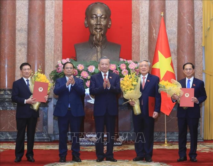 Tổng Bí thư, Chủ tịch nước Tô Lâm trao Quyết định bổ nhiệm, Thủ tướng Phạm Minh Chính tặng hoa chúc mừng các Phó Thủ tướng Nguyễn Hòa Bình, Bùi Thanh Sơn và Hồ Đức Phớc. (Ảnh: TTXVN)