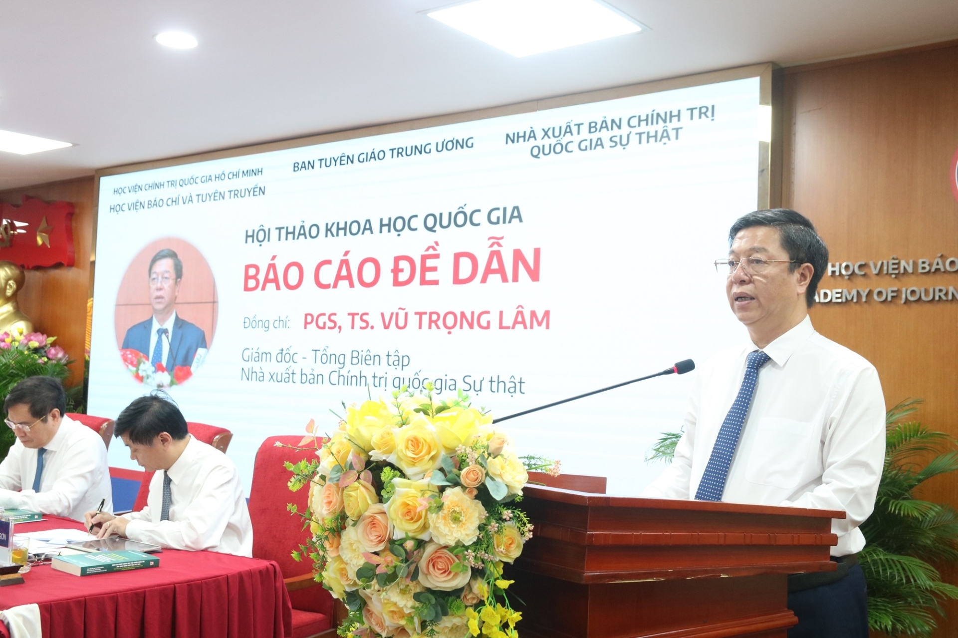 PGS. TS. Vũ Trọng Lâm,Giám đốc, Tổng Biên tập Nhà xuất bản Chính trị quốc gia Sự thật báo cáo Đề dẫn Hội thảo.