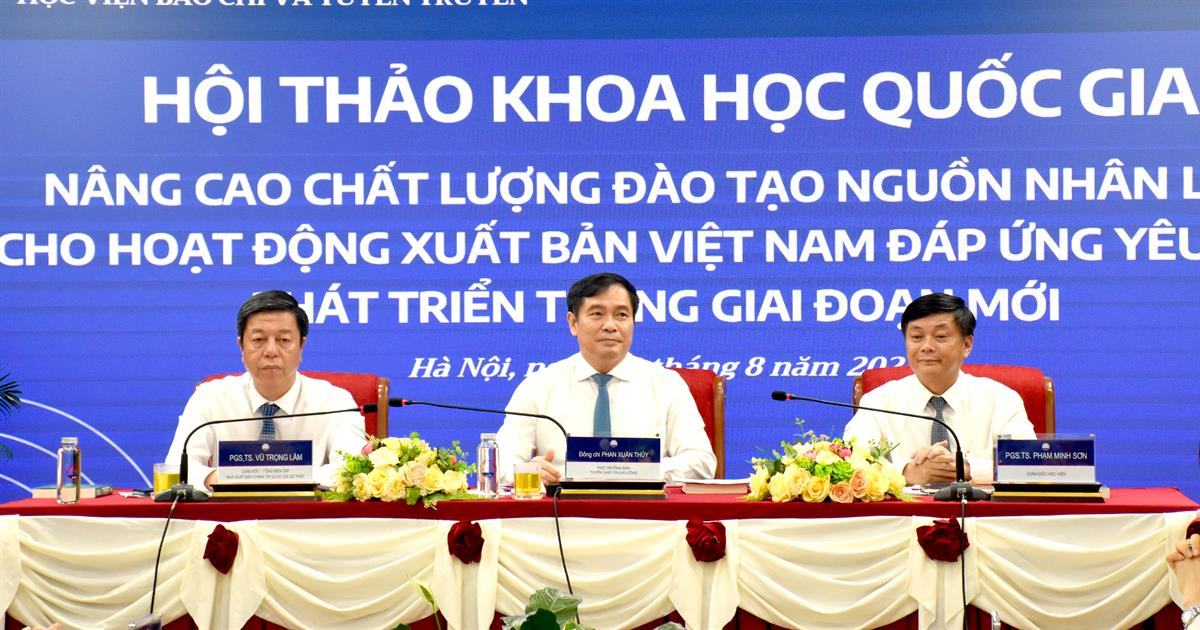 Chủ trì Hội thảo gồm các đồng chí: Đồng chí Phan Xuân Thủy, Phó Trưởng Ban Tuyên giáo Trung ương; PGS, TS. Vũ Trọng Lâm, Giám đốc, Tổng Biên tập Nhà xuất bản Chính trị quốc gia Sự thật; PGS, TS. Phạm Minh Sơn, Giám đốc Học viện Báo chí và Tuyên truyền.