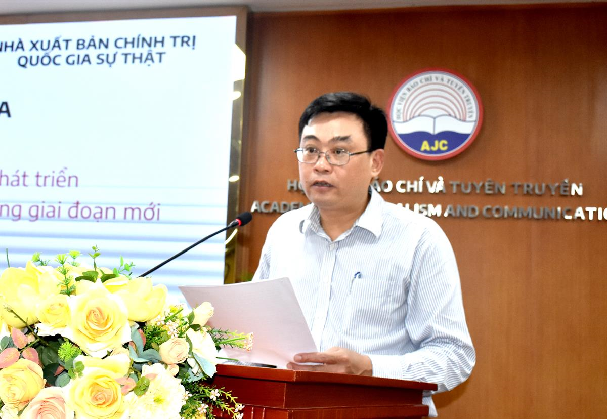 TS. Trần Chí Đạt, Giám đốc, Tổng Biên tập Nhà xuất bản Thông tin và Truyền thông tham luận:“Chuyển đổi số và giải pháp thúc đẩy phát triển nguồn nhân lực số ngành xuất bản trong giai đoạn mới”