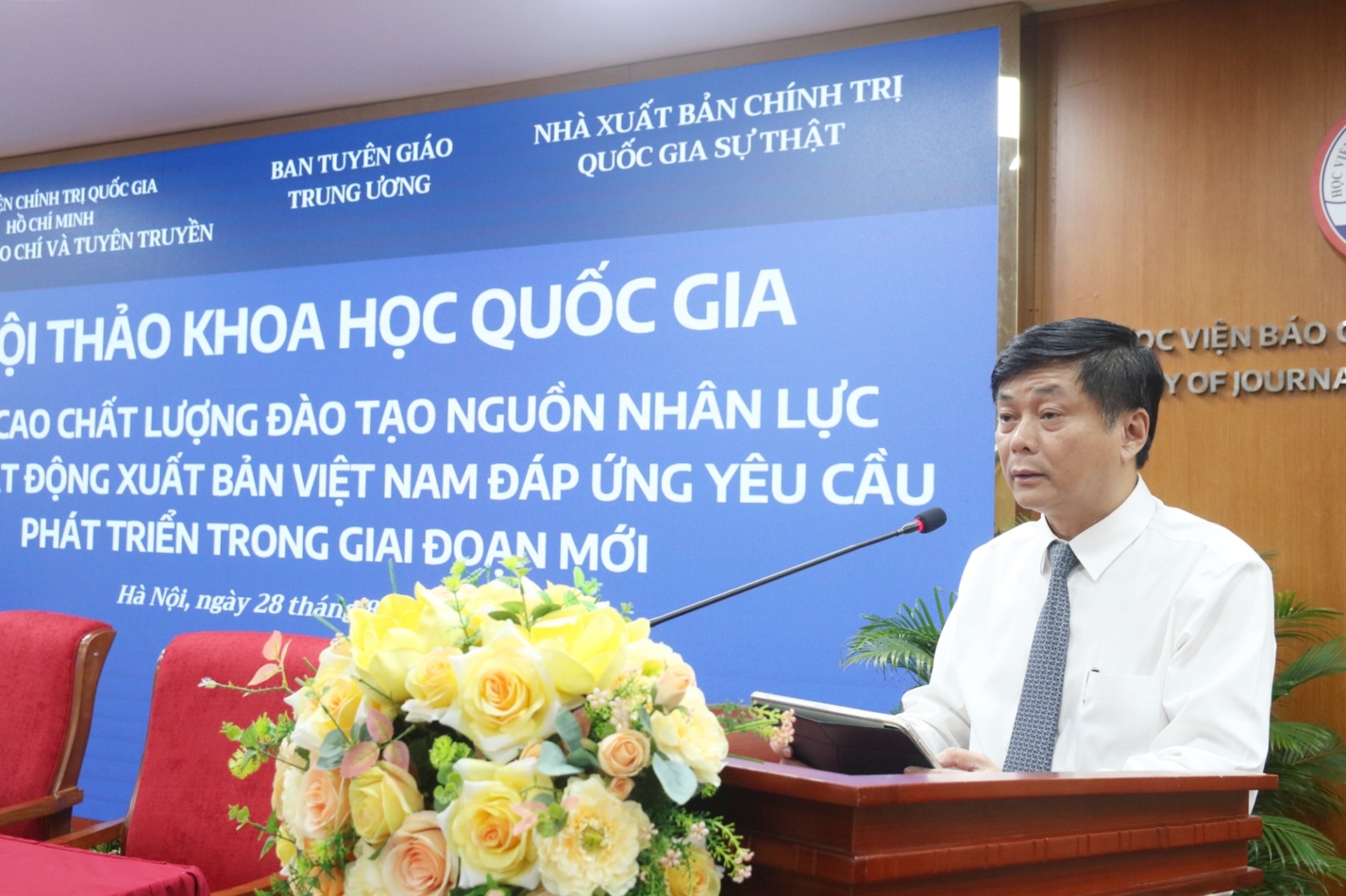 PGS, TS. Phạm Minh Sơn,Giám đốc Học viện Báo chí và Tuyên truyền phát biểu chào mừng và khai mạc Hội thảo.