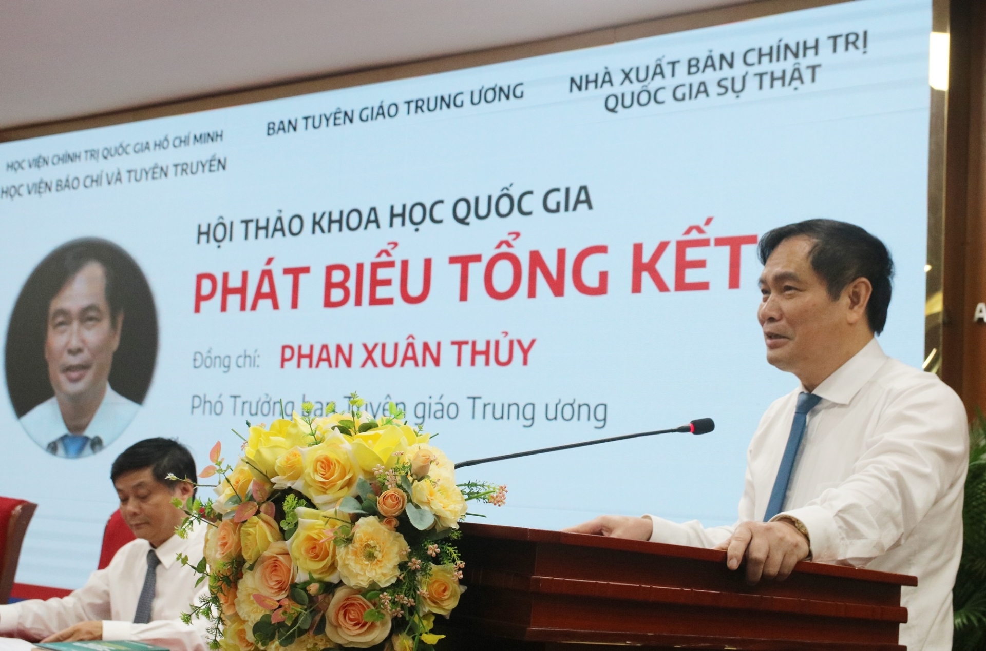 Đồng chí Phan Xuân Thủy phát biểu kết luận Hội thảo.