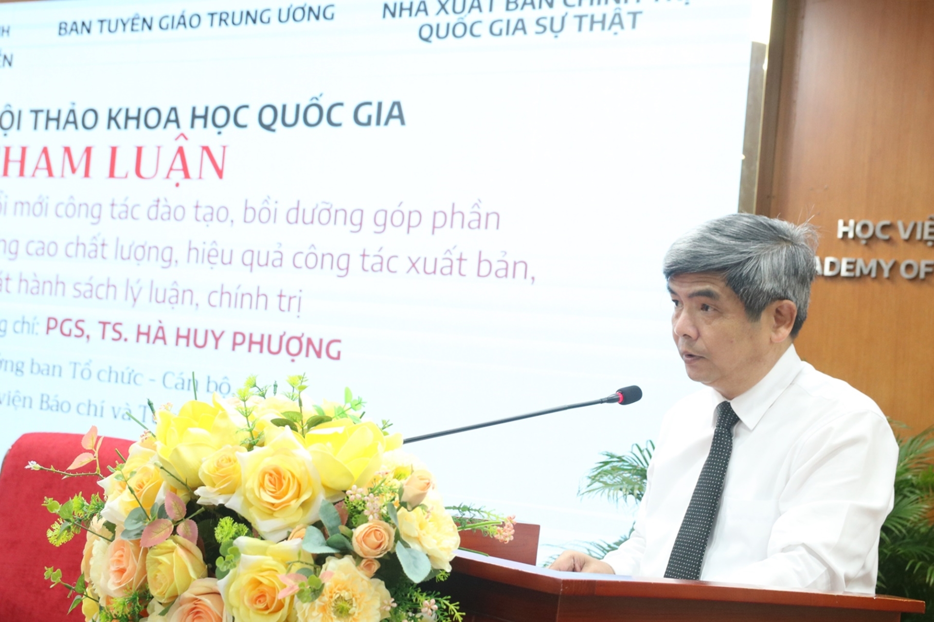 PGS. TS. Hà Huy Phượng, Học viện Báo chí và Tuyên truyền trình bày tham luận 