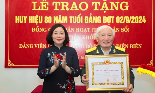 Bí thư Thành uỷ Hà Nội trao Huy hiệu 80 năm tuổi Đảng cho đảng viên lão thành