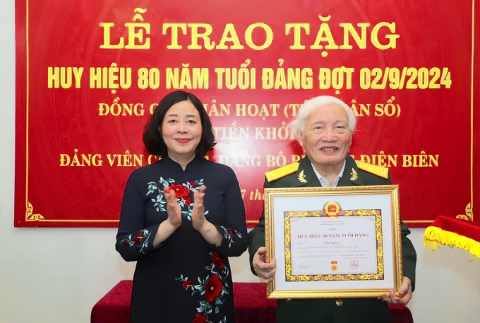 Bí thư Thành ủy Hà Nội trao Huy hiệu 80 năm tuổi Đảng tặng đồng chí Thân Hoạt.