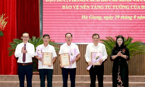 Hà Giang: Trao giải cuộc thi trắc nghiệm trực tuyến Tìm hiểu về tư tưởng, đạo đức, phong cách Hồ Chí Minh