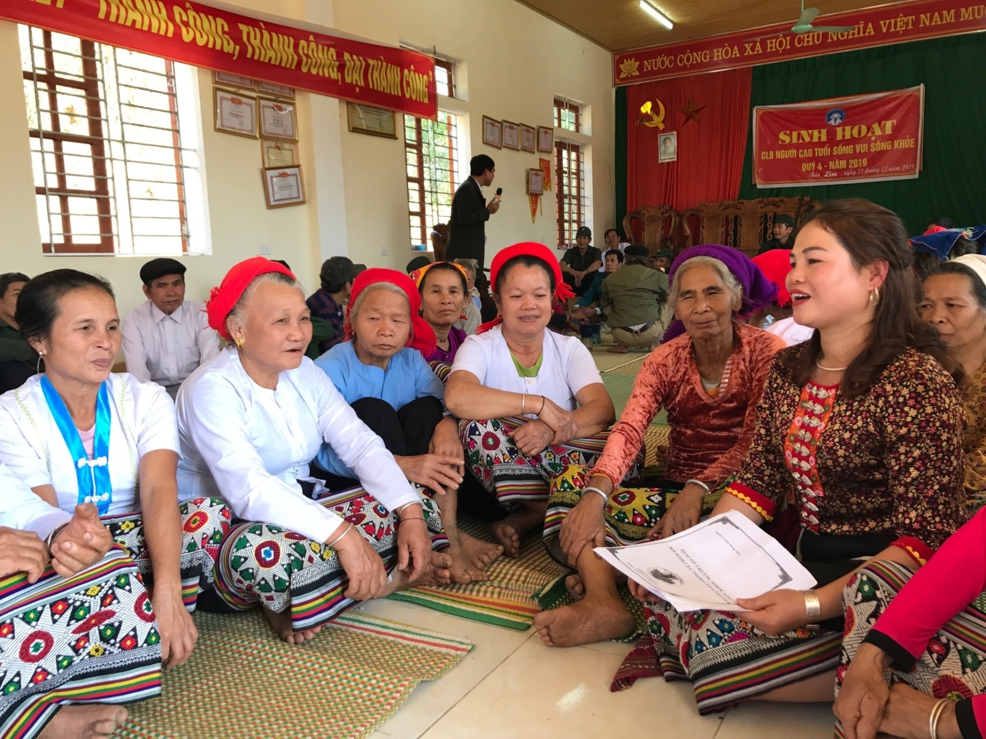 Đồng bào các dân tộc ít người luôn được bảo đảm quyền công dân, được Nhà nước quan tâm chăm lo, đầu tư phát triển, để vừa giữ gìn bản sắc văn hóa riêng, vừa đáp ứng yêu cầu phát triển chung trên cả nước. Trong ảnh: Sinh hoạt Câu lạc bộ Người cao tuổi lồng ghép công tác dân số kế hoạch hóa gia đình ở xã miền núi Châu Phong, huyện Quỳ Châu, Nghệ An. (Ảnh: Bích Huệ/TTXVN)