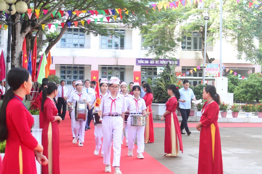 Đội nghi lễ đón đại biểu dự lễ khai giảng.