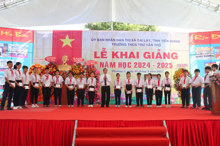 Lãnh đạo tỉnh Tiền Giang tỉnh Tiền Giang tặng học bổng cho các em HS có hoàn cảnh khó khăn.