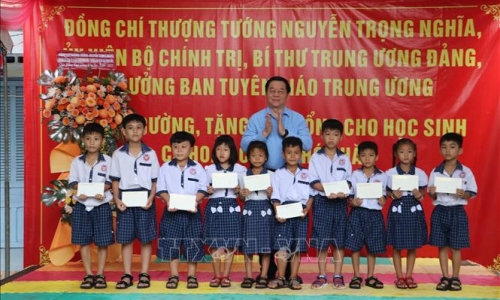 Trưởng ban Tuyên giáo Trung ương tặng quà cho học sinh nghèo tỉnh Tiền Giang