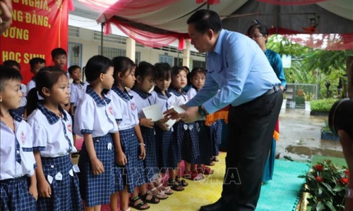 Đồng chí Nguyễn Trọng Nghĩa trao quà cho học sinh có hoàn cảnh khó khăn Trường Tiểu học Nguyễn Thị Tốt