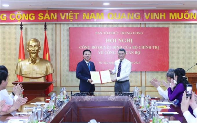 Đồng chí Lê Minh Hưng, Uỷ viên Bộ Chính trị, Bí thư Trung ương Đảng, Trưởng Ban Tổ chức Trung ương trao Quyết định của Bộ Chính trị điều động, phân công đồng chí Đỗ Trọng Hưng giữ chức Phó Trưởng Ban Tổ chức Trung ương. (Ảnh: TTXVN)