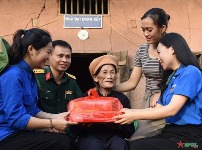 Cán bộ và trí thức trẻ tình nguyện Nông-Lâm trường 461 (Đoàn Kinh tế - Quốc phòng 338, Quân khu 1) thăm, tặng quà người cao tuổi xã Bắc Xa, huyện Đình Lập, tỉnh Lạng Sơn. (Ảnh: Phú Sơn/ Báo QĐND)