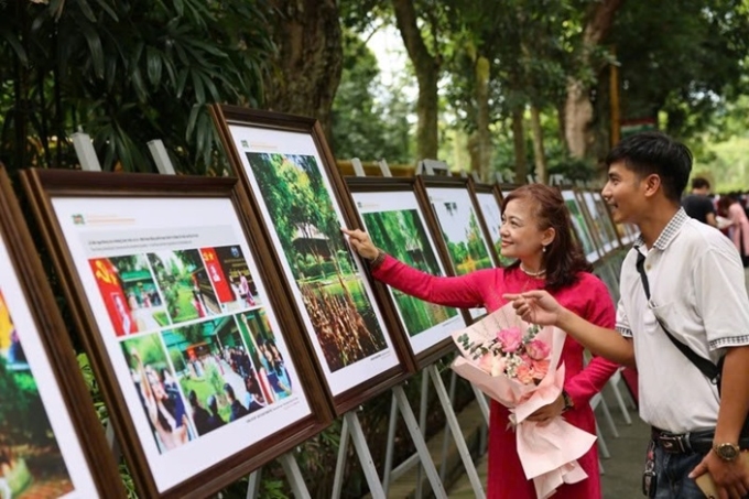 Khách tham quan Triển lãm "55 năm Ngày Bác đi xa, 55 năm bảo tồn và phát huy giá trị Khu di tích Chủ tịch Hồ Chí Minh tại Phủ Chủ tịch (1969-2024)". (Ảnh: Thanh Tùng)