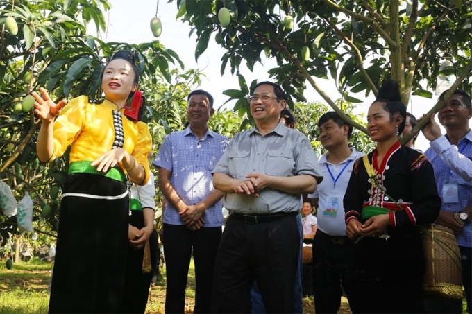 Ủy viên Bộ Chính trị, Thủ tướng Chính phủ Phạm Minh Chính thăm vùng sản xuất nông nghiệp tại xã Hát Lót, huyện Mai Sơn, tỉnh Sơn La. (Ảnh: TTXVN)