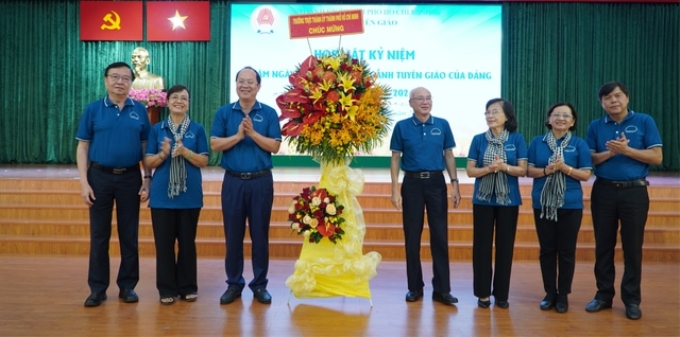 Phó Bí thư Thường trực Thành ủy TP HCM Nguyễn Hồ Hải tặng hoa chúc mừng lãnh đạo, nguyên lãnh đạo ngành Tuyên giáo của TP HCM