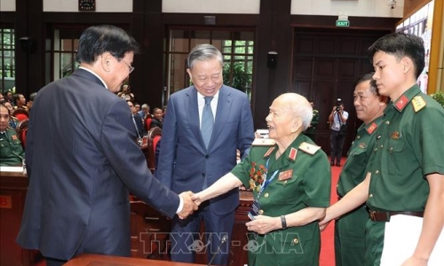 Tổng Bí thư, Chủ tịch nước Lào gặp gỡ cựu quân tình nguyện, chuyên gia, lưu học sinh Việt Nam tại Lào