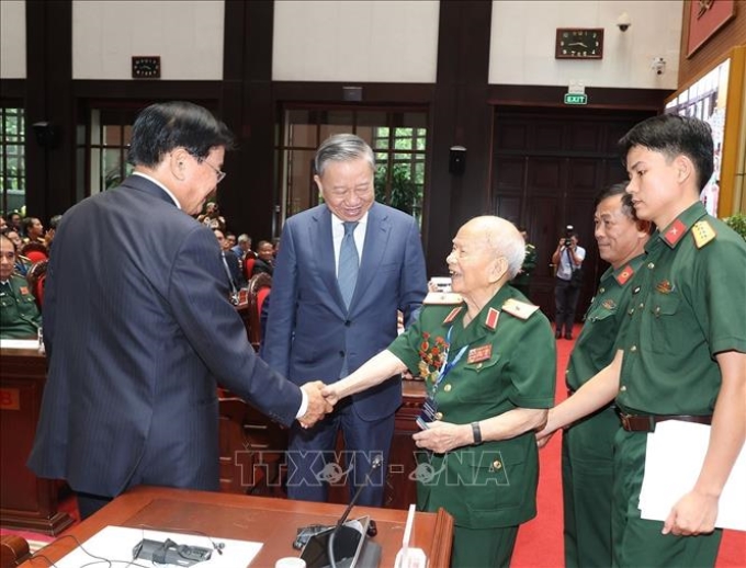 Tổng Bí thư, Chủ tịch nước Tô Lâm cùng Tổng Bí thư, Chủ tịch nước Lào Thongloun Sisoulith với Thiếu tướng Huỳnh Đắc Hương, Trưởng ban liên lạc toàn quốc Cựu quân tình nguyện và chuyên gia quân sự Việt Nam tại Lào. (Ảnh: TTXVN)