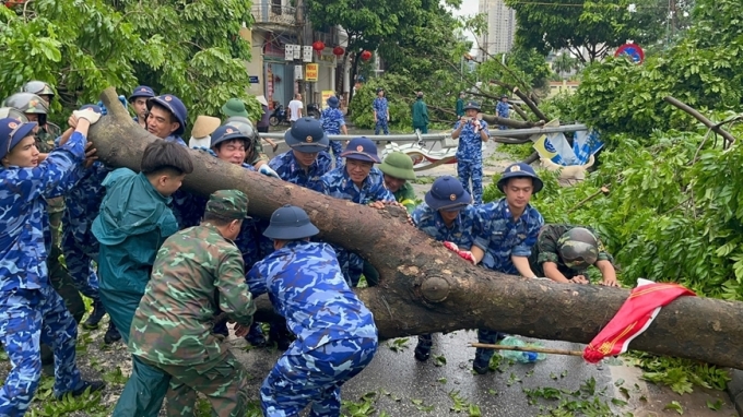 Lực lượng cán bộ, chiến sĩ của Cảnh sát biển Việt Nam tích cực phối hợp với các lực lượng liên quan khắc phục sự cố sau bão trên địa bàn đóng quân. (Ảnh: qdnd.vn)