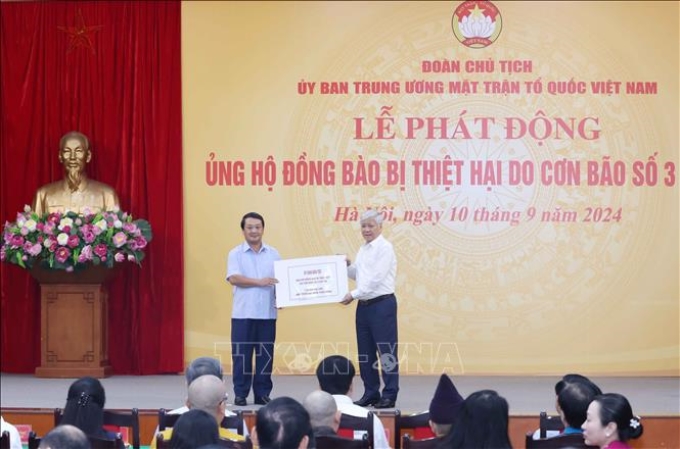 Ủy ban Dân tộc ủng hộ đồng bào khắc phục thiệt hại do cơn bão số 3. (Ảnh: TTXVN)