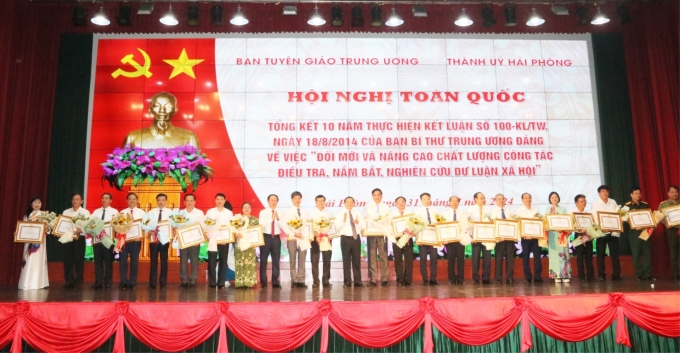 Ban Tuyên giáo Trung ương đã trao Bằng khen cho 22 tập thể, 19 cá nhân đã có thành tích xuất sắc trong triển khai, thực hiện nhiệm vụ điều tra, nắm bắt, nghiên cứu dư luận xã hội.