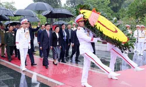 Tổng Bí thư, Chủ tịch nước Lào tưởng niệm các Anh hùng liệt sỹ