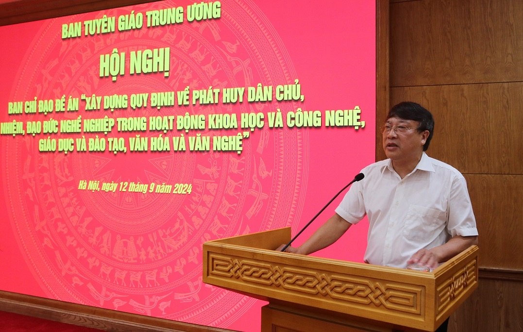 Đồng chí Nguyễn Quốc Trung, Vụ trưởng Vụ Khoa học và Công nghệ, Ban Tuyên giáo Trung ương, Tổ phó Tổ Biên tập Đề án báo cáo tình hình triển khai Đề án và các nội dung xin ý kiến của Ban Chỉ đạo.