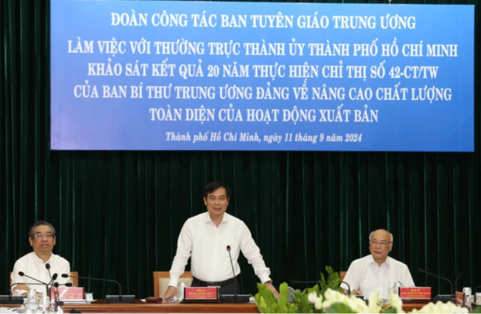 Phó Trưởng Ban Tuyên giáo Trung ương Phan Xuân Thủy phát biểu tại buổi làm việc.