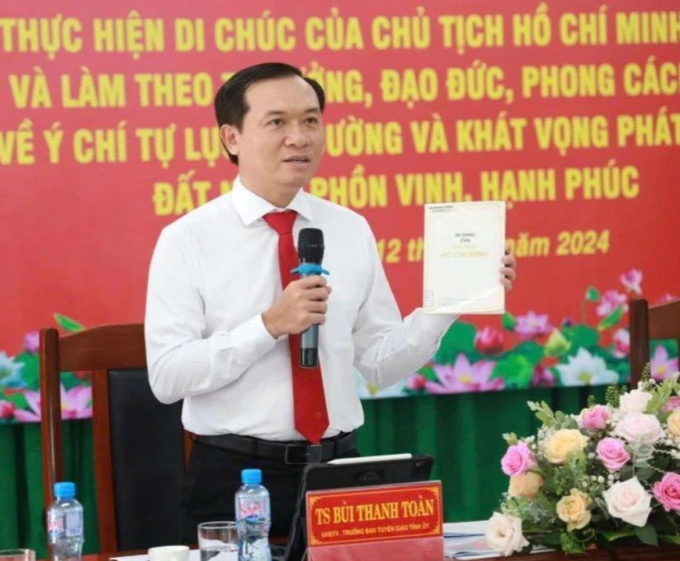 Đồng chí Bùi Thanh Toàn, Trưởng Ban Tuyên giáo Tỉnh ủy Phú Yên phát biểu tại Hội thảo.