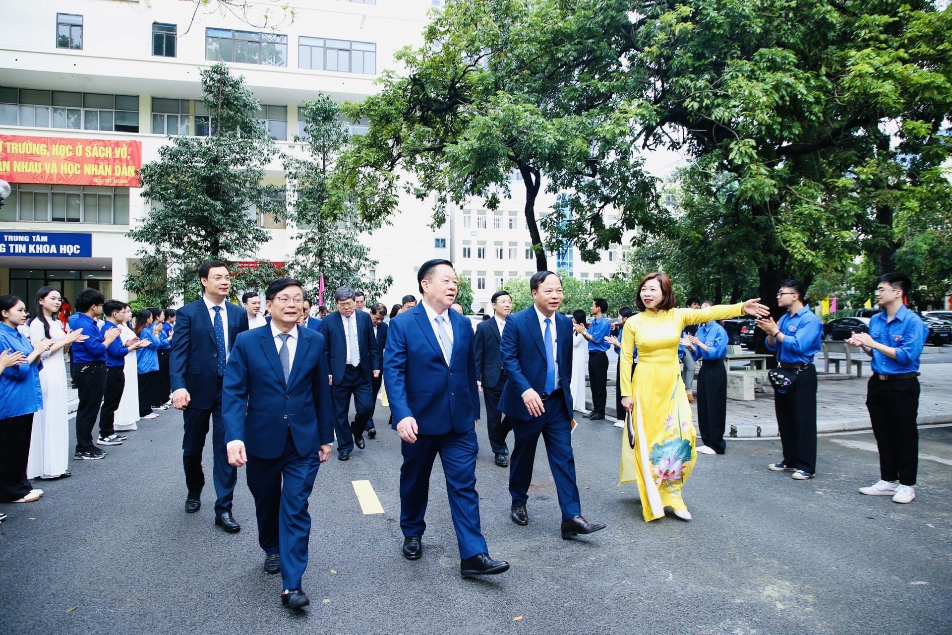 Đồng chí Nguyễn Trọng Nghĩa, Ủy viên Bộ Chính trị, Bí thư Trung ương Đảng, Trưởng ban Tuyên giáo Trung ương thăm quan khuôn viên Học viện.