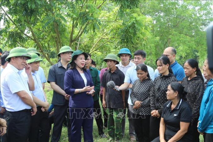 Phó Chủ tịch nước Võ Thị Ánh Xuân thăm hỏi, động viên người dân bị thiệt hại do bão số 3 tại huyện Hữu Lũng, tỉnh Lạng Sơn. (Ảnh: TTXVN)