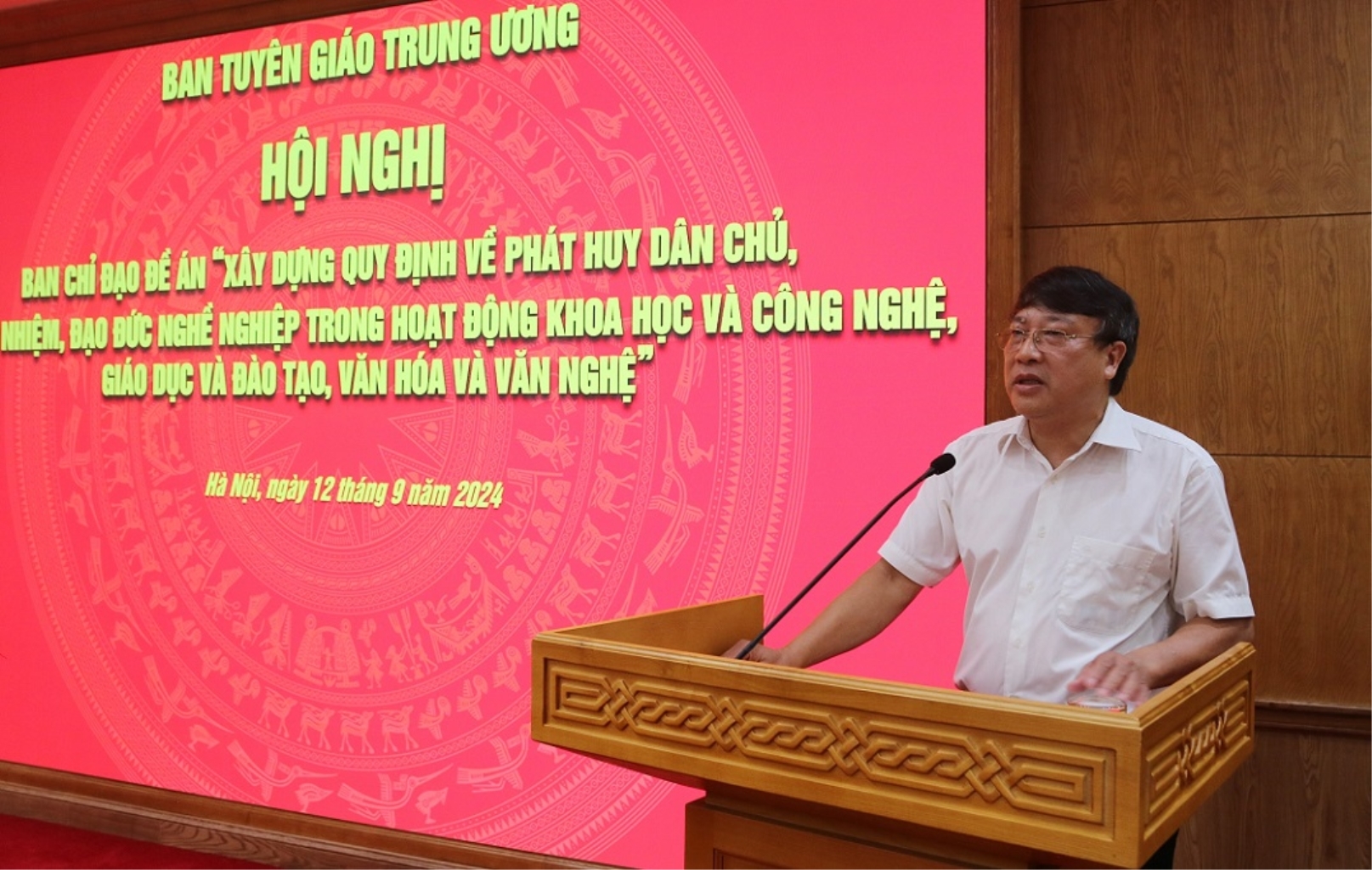 Đồng chí Nguyễn Quốc Trung, Vụ trưởng Vụ Khoa học và Công nghệ, Ban Tuyên giáo Trung ương, Tổ phó Tổ Biên tập Đề án báo cáo tình hình triển khai Đề án và các nội dung xin ý kiến của Ban Chỉ đạo.