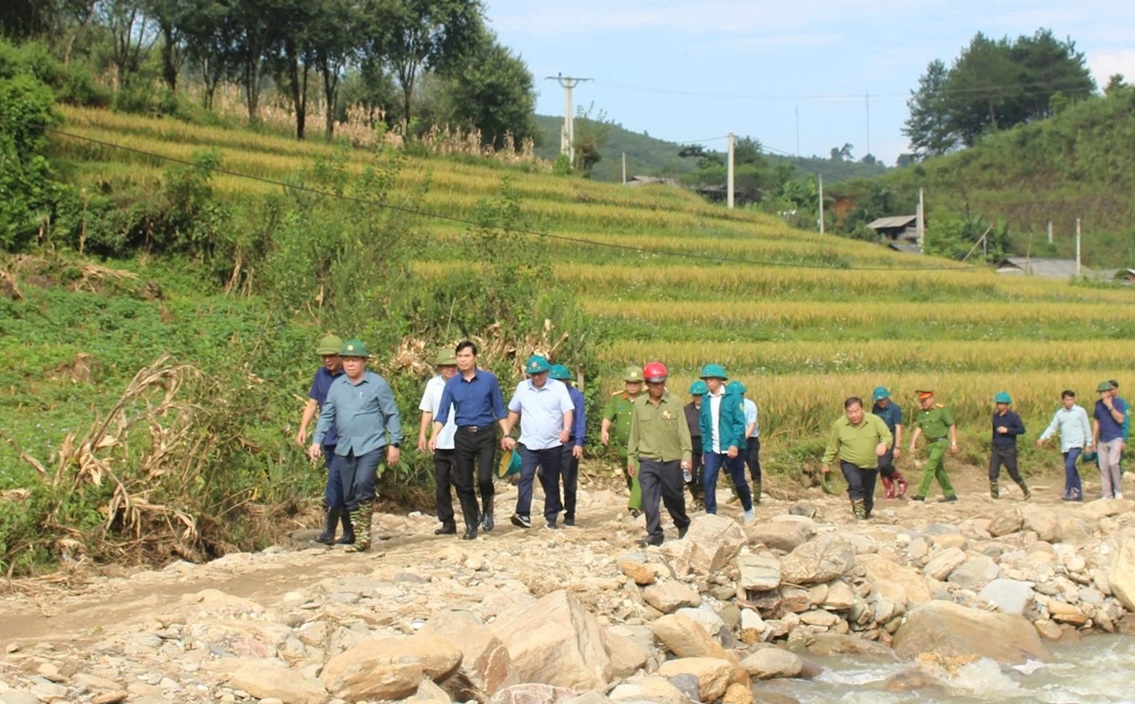 Đồng chí Nguyễn Trọng Nghĩa cùng Đoàn công tác kiểm tra tình hình thiệt hại do mưa lũ tại xã Ngọc Chiến, huyện Mường La, tỉnh Sơn La.