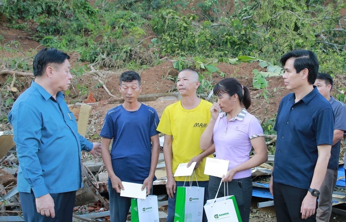 Đồng chí Nguyễn Trọng Nghĩa và Đoàn công tác thăm hỏi, động viên 3 hộ có nhà bị sập đổ tại xã Hua Păng.