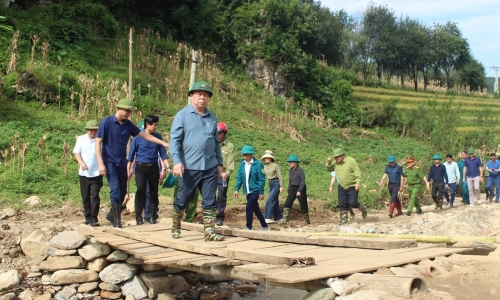 Trưởng Ban Tuyên giáo Trung ương Nguyễn Trọng Nghĩa kiểm tra công tác khắc phục hậu quả mưa lũ tại huyện Mường La, tỉnh Sơn La