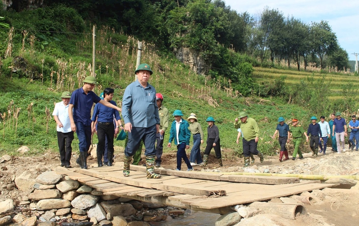 Đồng chí Nguyễn Trọng Nghĩa cùng Đoàn công tác kiểm tra tình hình thiệt hại do mưa lũ tại xã Ngọc Chiến, huyện Mường La, tỉnh Sơn La.