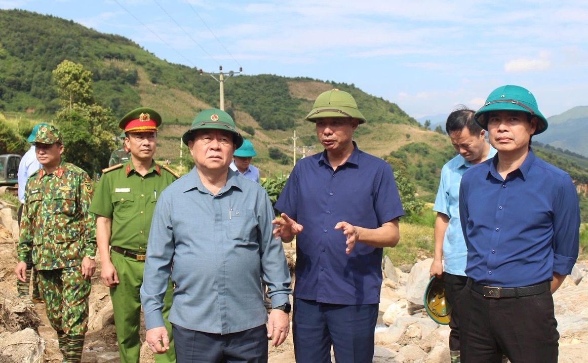 Đồng chí Nguyễn Trọng Nghĩa cùng Đoàn công tác kiểm tra tình hình thiệt hại do mưa lũ tại xã Ngọc Chiến, huyện Mường La, tỉnh Sơn La.