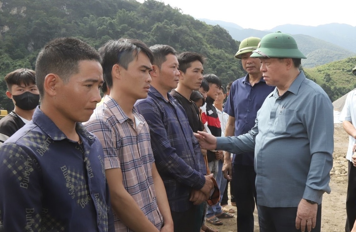 Đồng chí Nguyễn Trọng Nghĩa thăm hỏi, động viên các hộ gia đình ở xã Ngọc Chiến bị thiệt hại do mưa lũ.