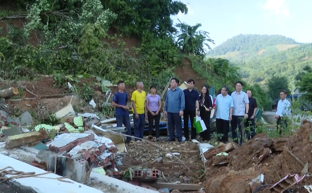 Đồng chí Nguyễn Trọng Nghĩa và Đoàn công tác thăm các hộ gia đình tại xã Hua Păng bị sập đổ nhà do bão số 3.