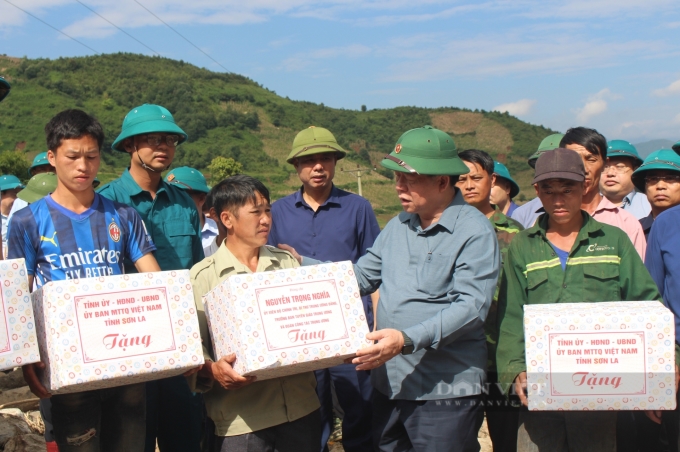 Trưởng Ban Tuyên giáo Trung ương Nguyễn Trọng Nghĩa và đoàn công tác thăm hỏi, động viên và tặng quà các hộ gia đình bị ảnh hưởng do bão số 3 tại bản Pú Dảnh, xã Ngọc Chiến, huyện Mường La, tỉnh Sơn La. Ảnh: Văn Ngọc