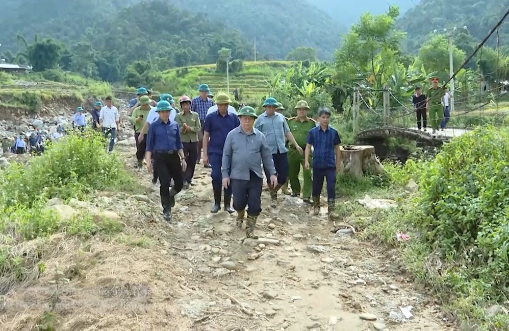 Đồng chí Nguyễn Trọng Nghĩa cùng Đoàn công tác kiểm tra tình hình thiệt hại do mưa lũ tại xã Ngọc Chiến.