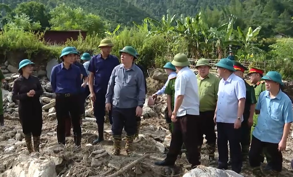 Đồng chí Nguyễn Trọng Nghĩa cùng Đoàn công tác kiểm tra tình hình thiệt hại do mưa lũ tại xã Ngọc Chiến.