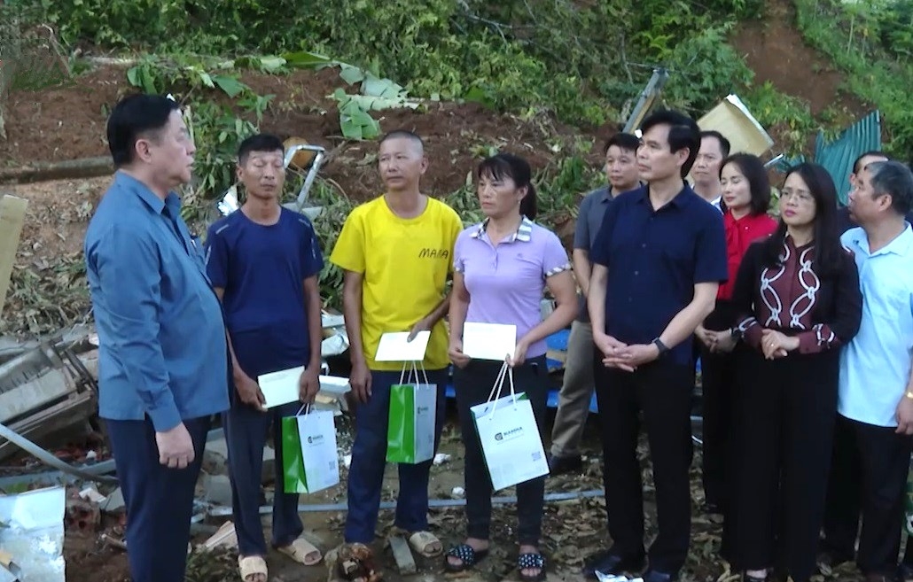 Đồng chí Nguyễn Trọng Nghĩa và Lãnh đạo tỉnh Sơn La thăm hỏi, động viên các gia đình có nhà bị sập đổ.