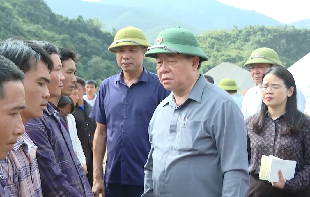 Đồng chí Nguyễn Trọng Nghĩa thăm hỏi, động viên các hộ gia đình ở xã Ngọc Chiến bị thiệt hại do mưa lũ.