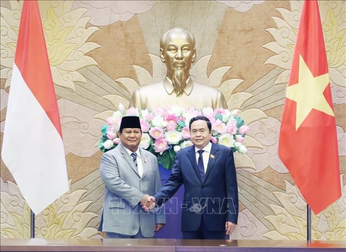 Chủ tịch Quốc hội Trần Thanh Mẫn và Tổng thống đắc cử Indonesia Prabowo Subianto. (Ảnh: TTXVN)