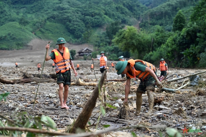 Lực lượng quân đội, công an triển khai tìm kiếm các nạn nhân mất tích do sạt lở đất tại Làng Nủ, xã Phúc Khánh, huyện Bảo Yên (Lào Cai). (Ảnh: qdnd.vn)