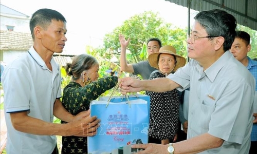 Phó Chủ tịch Quốc hội Nguyễn Đức Hải thăm hỏi người dân bị bão lũ tại Hải Dương